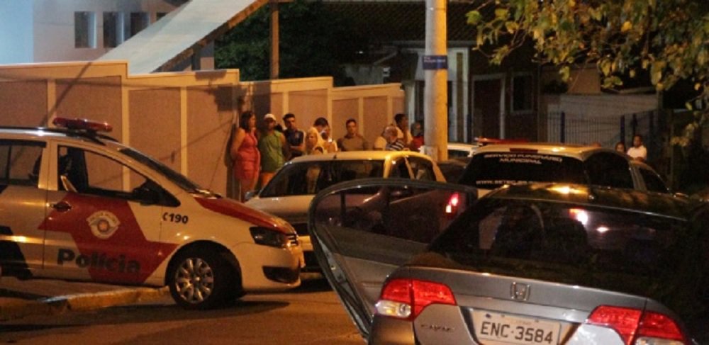 O responsável pela morte de 12 pessoas na madrugada deste domingo carregava dez artefatos aparentemente explosivos; Sidnei Ramis de Araújo, de 46 anos, invadiu uma casa no Jardim Aurélia, em Campinas, interior de São Paulo, com os artefatos, um canivete e uma pistola nove milímetros; foi com ela que Sidnei matou a ex-mulher, Isamara Filier, de 41 anos, o filho que tinham, João Victor, e outras dez pessoas durante as comemorações de réveillon; de acordo com a Secretaria de Segurança Pública, o Grupo de Ações Táticas Especiais da Polícia Militar foi acionado e levou os artefatos para análise (Foto: Romulo Faro) O responsável pela morte de 12 pessoas na madrugada deste domingo carregava dez artefatos aparentemente explosivos; Sidnei Ramis de Araújo, de 46 anos, invadiu uma casa no Jardim Aurélia, em Campinas, interior de São Paulo, com os artefatos, um canivete e uma pistola nove milímetros; foi com ela que Sidnei matou a ex-mulher, Isamara Filier, de 41 anos, o filho que tinham, João Victor, e outras dez pessoas durante as comemorações de réveillon; de acordo com a Secretaria de Segurança Pública, o Grupo de Ações Táticas Especiais da Polícia Militar foi acionado e levou os artefatos para análise