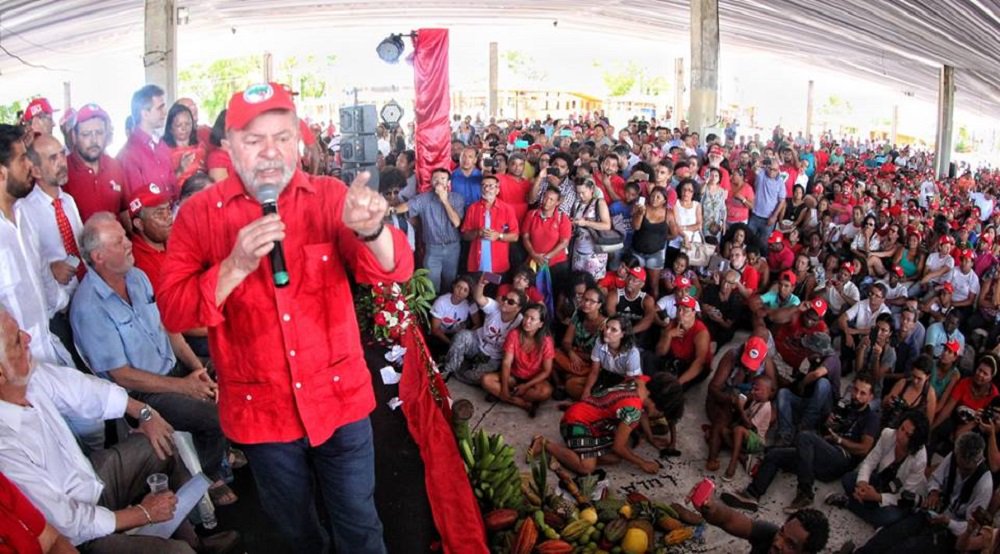 "A bancada de deputados do PT e os senadores do PT, quando o Congresso voltar a funcionar, têm obrigação de investigar essas denúncias de envolvimento americano junto ao Ministério Público Federal, junto ao juiz Moro e à Polícia Federal. Porque esse país tem mais de 500 anos e não aceita a interferência de americanos aqui", cobrou o ex-presidente, em discurso durante encontro do MST em Salvador nesta quarta-feira (Foto: Gisele Federicce) "A bancada de deputados do PT e os senadores do PT, quando o Congresso voltar a funcionar, têm obrigação de investigar essas denúncias de envolvimento americano junto ao Ministério Público Federal, junto ao juiz Moro e à Polícia Federal. Porque esse país tem mais de 500 anos e não aceita a interferência de americanos aqui", cobrou o ex-presidente, em discurso durante encontro do MST em Salvador nesta quarta-feira
