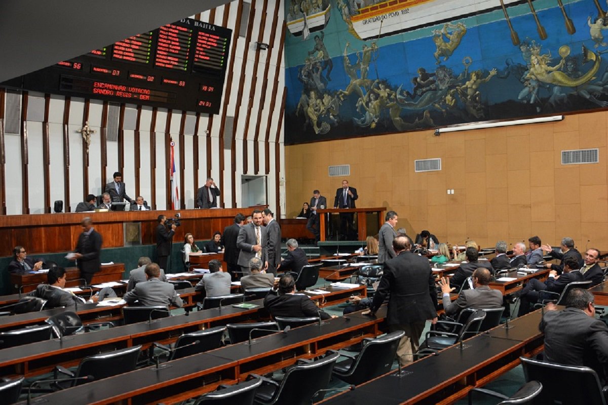 A partir de 1º de janeiro a Assembleia Legislativa da Bahia vai funcionar em regime de 'turnão', durante o recesso parlamentar; neste período, o expediente irá de 13h às 19h, de segunda a quinta-feira, mantendo o horário normal às sextas – expediente das 8h30 ao meio dia; objetivo da Mesa Diretora é economizar cerca de R$1,2 milhão no mês de janeiro; decisão foi motivada pelas dificuldades financeiras vivenciadas por todos os entes federados nesse período de crise, com forte queda de receita
(Foto: Fatima 247) A partir de 1º de janeiro a Assembleia Legislativa da Bahia vai funcionar em regime de 'turnão', durante o recesso parlamentar; neste período, o expediente irá de 13h às 19h, de segunda a quinta-feira, mantendo o horário normal às sextas – expediente das 8h30 ao meio dia; objetivo da Mesa Diretora é economizar cerca de R$1,2 milhão no mês de janeiro; decisão foi motivada pelas dificuldades financeiras vivenciadas por todos os entes federados nesse período de crise, com forte queda de receita