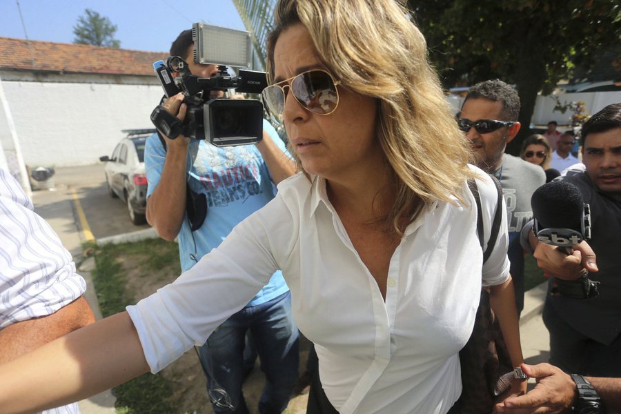 A embaixatriz Françoise de Souza Oliveira, apontada pela polícia como mandante da morte do embaixador da Grécia no Brasil, Kyriankos Amiridis, já está no Complexo Prisional de Bangu; ela negou envolvimento na morte do marido, mas em depoimento, um outro preso, Eduardo Moreira de Melo, disse que receberia dela R$ 80 mil para participar do crime, juntamente com o policial militar Sérgio Gomes Moreira Filho, primo dele e, segundo a polícia, amante da embaixatriz; o PM foi transferido para o Batalhão Especial Prisional, em Niterói; ele confessou participação no crime (Foto: Romulo Faro) A embaixatriz Françoise de Souza Oliveira, apontada pela polícia como mandante da morte do embaixador da Grécia no Brasil, Kyriankos Amiridis, já está no Complexo Prisional de Bangu; ela negou envolvimento na morte do marido, mas em depoimento, um outro preso, Eduardo Moreira de Melo, disse que receberia dela R$ 80 mil para participar do crime, juntamente com o policial militar Sérgio Gomes Moreira Filho, primo dele e, segundo a polícia, amante da embaixatriz; o PM foi transferido para o Batalhão Especial Prisional, em Niterói; ele confessou participação no crime