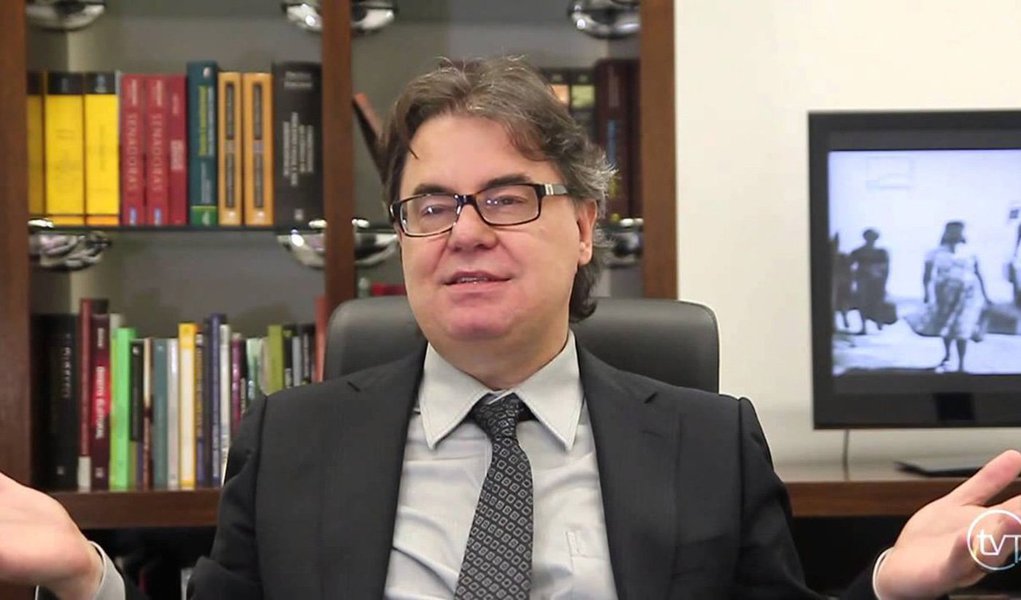 A Constituição brasileira sofre um ataque em duas frentes, uma deliberada e outra, não. No primeiro caso, trata-se de uma ação de setores que não concordam que o texto constitucional tenha um caráter de compromisso com a erradicação da pobreza e com a justiça social. O outro tem origem em operadores do Direito, que atacam a Constituição "por dentro do sistema", por não acreditarem na autonomia que o Direito deve ter. A análise do jurista, advogado e professor Lenio Streck (Foto: Gisele Federicce) A Constituição brasileira sofre um ataque em duas frentes, uma deliberada e outra, não. No primeiro caso, trata-se de uma ação de setores que não concordam que o texto constitucional tenha um caráter de compromisso com a erradicação da pobreza e com a justiça social. O outro tem origem em operadores do Direito, que atacam a Constituição "por dentro do sistema", por não acreditarem na autonomia que o Direito deve ter. A análise do jurista, advogado e professor Lenio Streck