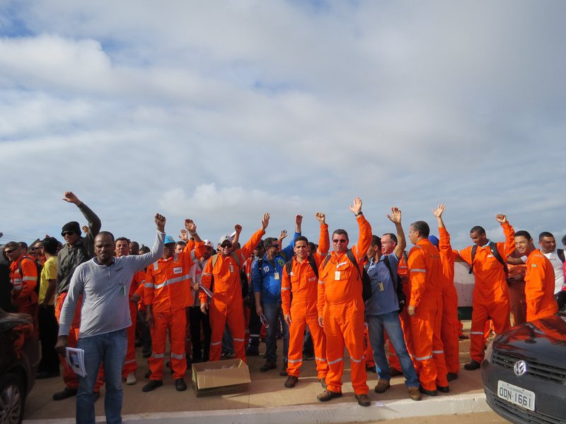 Sindicatos de petroleiros começaram na manhã desta sexta-feira paralisações em refinarias da Petrobras e podem iniciar o movimento em plataformas marítimas a qualquer momento, após rejeitarem a última proposta para o Acordo Coletivo de Trabalho 2016, dentre outras questões, disseram líderes sindicais; segundo a Federação Única dos Petroleiros (FUP), 10 dos 13 sindicatos filiados já aprovaram os indicativos da federação para a rejeição da última proposta da empresa para o acordo coletivo e a realização de greves (Foto: Aquiles Lins) Sindicatos de petroleiros começaram na manhã desta sexta-feira paralisações em refinarias da Petrobras e podem iniciar o movimento em plataformas marítimas a qualquer momento, após rejeitarem a última proposta para o Acordo Coletivo de Trabalho 2016, dentre outras questões, disseram líderes sindicais; segundo a Federação Única dos Petroleiros (FUP), 10 dos 13 sindicatos filiados já aprovaram os indicativos da federação para a rejeição da última proposta da empresa para o acordo coletivo e a realização de greves