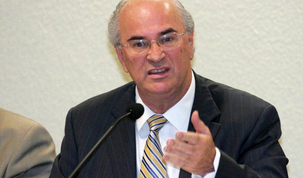 O jornalista Luis Nassif diz que "em novo vazamento seletivo à imprensa, investigadores da Lava Jato afirmam que o advogado Roberto Teixeira, que defende Lula no caso triplex e outros processos, era o responsável pelo pagamento do aluguel de um apartamento vizinho ao que o ex-presidente habita, em São Bernardo do Campo"; ele pontua que reportagem da Folha desta terça (27), priorizando a versão dos investigadores, insinua que Teixeira, "na prática", não pagava o aluguel porque o dinheiro voltava para ele como "compensação por uma assessoria sobre imóveis que ele prestava" (Foto: Valter Lima) O jornalista Luis Nassif diz que "em novo vazamento seletivo à imprensa, investigadores da Lava Jato afirmam que o advogado Roberto Teixeira, que defende Lula no caso triplex e outros processos, era o responsável pelo pagamento do aluguel de um apartamento vizinho ao que o ex-presidente habita, em São Bernardo do Campo"; ele pontua que reportagem da Folha desta terça (27), priorizando a versão dos investigadores, insinua que Teixeira, "na prática", não pagava o aluguel porque o dinheiro voltava para ele como "compensação por uma assessoria sobre imóveis que ele prestava"