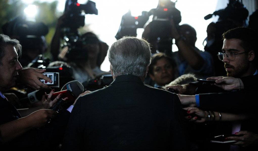 A equipe do presidente Michel Temer tem dificultado o trabalho da imprensa; na passagem dele por Alagoas, muitos jornalistas não conseguiram o credenciamento; "A dificuldade imposta pelo cerimonial do Presidente Temer para o credenciamento da imprensa está inviabilizando a participação de muitos jornalistas na cobertura da sua passagem por Alagoas, na manhã desta terça-feira. A reclamação é geral. Poucos conseguiram ter o cadastro aprovado. Há uma constatação geral de que nunca, em nenhuma outra cobertura presidencial, enfrentou-se tanto óbice ao trabalho da imprensa", relata Fátima Almeida (Foto: Valter Lima) A equipe do presidente Michel Temer tem dificultado o trabalho da imprensa; na passagem dele por Alagoas, muitos jornalistas não conseguiram o credenciamento; "A dificuldade imposta pelo cerimonial do Presidente Temer para o credenciamento da imprensa está inviabilizando a participação de muitos jornalistas na cobertura da sua passagem por Alagoas, na manhã desta terça-feira. A reclamação é geral. Poucos conseguiram ter o cadastro aprovado. Há uma constatação geral de que nunca, em nenhuma outra cobertura presidencial, enfrentou-se tanto óbice ao trabalho da imprensa", relata Fátima Almeida
