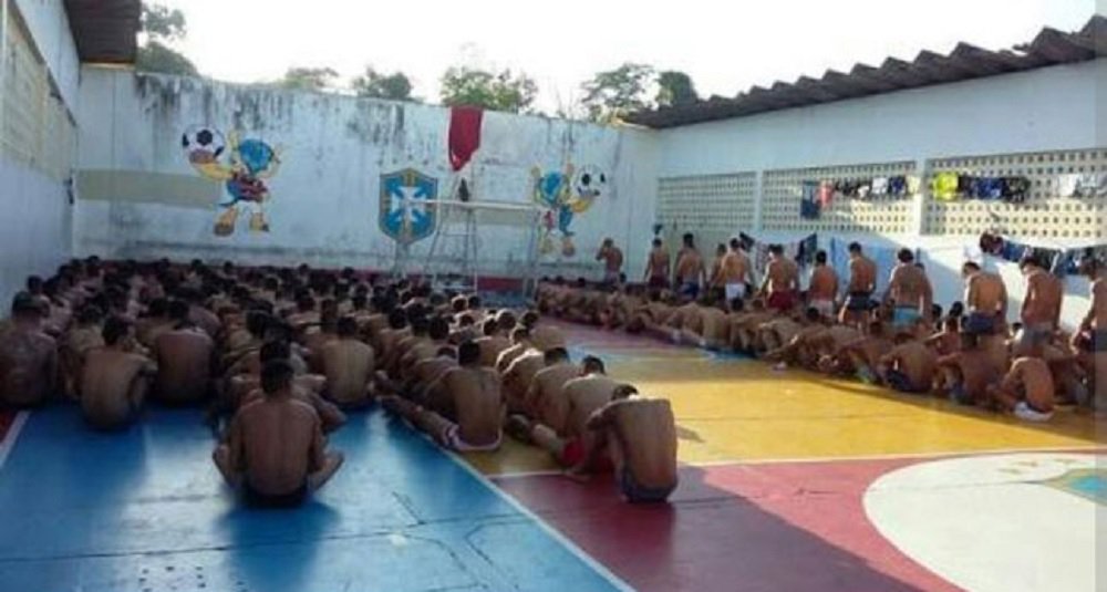 A Polícia Civil do Amazonas afirma já ter identificado sete presos suspeitos de participar da rebelião que deixou 56 mortos no Complexo Penitenciário Anísio Jobim (Compaj), em Manaus; as identidades dos sete presos não foram divulgadas para não atrapalhar as investigações; segundo a assessoria da Polícia Civil, investigadores ouviram o testemunho de agentes penitenciários e de presidiários e identificaram os sete detentos como possíveis líderes do confronto entre as duas facções criminosas que disputam o controle das atividades ilícitas na região: a Família do Norte (FDN) e o Primeiro Comando da Capital (PCC) (Foto: Romulo Faro) A Polícia Civil do Amazonas afirma já ter identificado sete presos suspeitos de participar da rebelião que deixou 56 mortos no Complexo Penitenciário Anísio Jobim (Compaj), em Manaus; as identidades dos sete presos não foram divulgadas para não atrapalhar as investigações; segundo a assessoria da Polícia Civil, investigadores ouviram o testemunho de agentes penitenciários e de presidiários e identificaram os sete detentos como possíveis líderes do confronto entre as duas facções criminosas que disputam o controle das atividades ilícitas na região: a Família do Norte (FDN) e o Primeiro Comando da Capital (PCC)