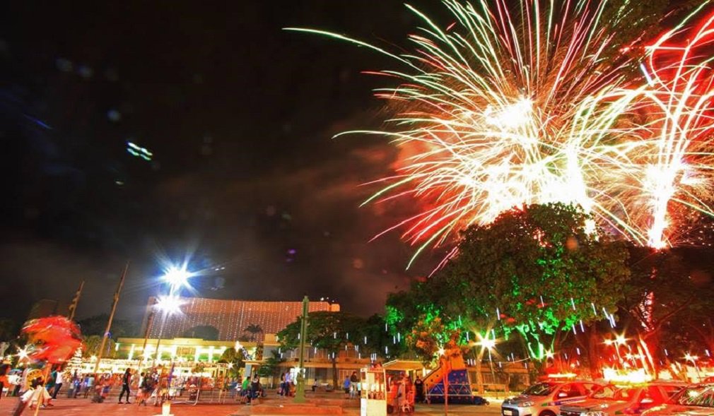 Governo de Goiás manteve neste final programação de Natal e Revéillon com eventos gratuitos e abertos ao público; com a parceria da OVG, entidades e prefeituras, Marconi distribuiu 1 milhão de brinquedos em todo o Estado; na Capital, o tradicional Natal na Praça Cívica se destacou apresentações culturais e parque infantil, atraindo milhares de pessoas todos os dias; o Revéillon 2017 será realizado no estacionamento do estádio Serra Dourada e terá show de Gusttavo Lima e atrações goianas, com entrada gratuita; governo informa que custos foram reduzidos em relação ao ano passado e realização das festas foi possível graças ao ajuste fiscal iniciado ainda em 2014 (Foto: José Barbacena) Governo de Goiás manteve neste final programação de Natal e Revéillon com eventos gratuitos e abertos ao público; com a parceria da OVG, entidades e prefeituras, Marconi distribuiu 1 milhão de brinquedos em todo o Estado; na Capital, o tradicional Natal na Praça Cívica se destacou apresentações culturais e parque infantil, atraindo milhares de pessoas todos os dias; o Revéillon 2017 será realizado no estacionamento do estádio Serra Dourada e terá show de Gusttavo Lima e atrações goianas, com entrada gratuita; governo informa que custos foram reduzidos em relação ao ano passado e realização das festas foi possível graças ao ajuste fiscal iniciado ainda em 2014