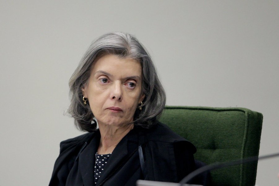 Fonte citada pela reportagem da agência Reuters não pôde detalhar se até o final do mês a ministra definirá um novo relator para os processos da Lava Jato ou se dará apenas andamento à homologação de delações premiadas de 77 executivos da Odebrecht, até então prevista para ocorrer em fevereiro e paralisada após a morte do ministro; a presidente do STF não tem o perfil de decidir com afobação, mas também não é de ficar "enrolando", acrescentou a fonte (Foto: Gisele Federicce) Fonte citada pela reportagem da agência Reuters não pôde detalhar se até o final do mês a ministra definirá um novo relator para os processos da Lava Jato ou se dará apenas andamento à homologação de delações premiadas de 77 executivos da Odebrecht, até então prevista para ocorrer em fevereiro e paralisada após a morte do ministro; a presidente do STF não tem o perfil de decidir com afobação, mas também não é de ficar "enrolando", acrescentou a fonte
