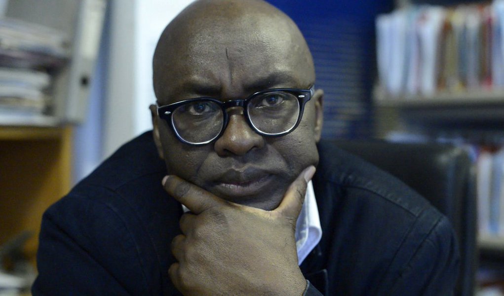 Cientista Político e professor da Universidade de Witwatersrand, da África do Sul, Achille Mbembe diz que não há sinais de que 2017 seja muito diferente de 2016 no mundo; "Outro longo e mortal jogo começou. O principal choque da primeira metade do século XXI não será entre religiões ou civilizações. Será entre a democracia liberal e o capitalismo neoliberal, entre o governo das finanças e o governo do povo, entre o humanismo e o niilismo", escreve Mbembe; ele faz um alerta: "A crescente bifurcação entre a democracia e o capital é a nova ameaça para a civilização"
(Foto: Aquiles Lins) Cientista Político e professor da Universidade de Witwatersrand, da África do Sul, Achille Mbembe diz que não há sinais de que 2017 seja muito diferente de 2016 no mundo; "Outro longo e mortal jogo começou. O principal choque da primeira metade do século XXI não será entre religiões ou civilizações. Será entre a democracia liberal e o capitalismo neoliberal, entre o governo das finanças e o governo do povo, entre o humanismo e o niilismo", escreve Mbembe; ele faz um alerta: "A crescente bifurcação entre a democracia e o capital é a nova ameaça para a civilização"
