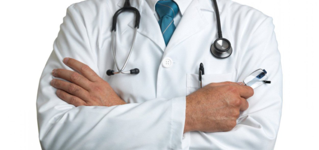 Mais de 10,5 mil brasileiros se inscreveram para concorrer a cerca de 1,2 mil vagas do Mais Médicos; entre as vagas ofertadas nesta etapa, 708 estão atualmente ocupadas por médicos cubanos e as demais referem-se a reposições de rotina do programa para substituir profissionais que deixaram os postos; o edital foi lançado em novembro de 2016; a substituição dos profissionais cubanos por brasileiros é uma prioridade do ministro Ricardo Barros desde que assumiu a pasta, em maio de 2016 (Foto: Romulo Faro) Mais de 10,5 mil brasileiros se inscreveram para concorrer a cerca de 1,2 mil vagas do Mais Médicos; entre as vagas ofertadas nesta etapa, 708 estão atualmente ocupadas por médicos cubanos e as demais referem-se a reposições de rotina do programa para substituir profissionais que deixaram os postos; o edital foi lançado em novembro de 2016; a substituição dos profissionais cubanos por brasileiros é uma prioridade do ministro Ricardo Barros desde que assumiu a pasta, em maio de 2016