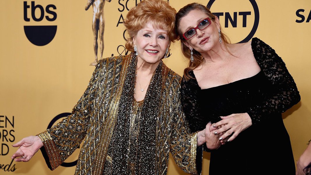 Pouco mais de 24 horas após perder a filha, a atriz Carrie Fisher, faleceu no fim da noite desta quarta-feira (28) a artista Debbie Reynolds, aos 84 anos, vítima de um derrame; seu filho Tedd Fisher informou a notícia da morte da mãe e destacou que o estresse pela perda da filha foi "demais" para Reynolds; de acordo com o filho da estrela, a mãe afirmou que "queria estar com Carrie" ao ser internada nesta quarta após passar mal na casa do filho, em Beverly Hills, ao debater os detalhes do funeral da filha (Foto: Romulo Faro) Pouco mais de 24 horas após perder a filha, a atriz Carrie Fisher, faleceu no fim da noite desta quarta-feira (28) a artista Debbie Reynolds, aos 84 anos, vítima de um derrame; seu filho Tedd Fisher informou a notícia da morte da mãe e destacou que o estresse pela perda da filha foi "demais" para Reynolds; de acordo com o filho da estrela, a mãe afirmou que "queria estar com Carrie" ao ser internada nesta quarta após passar mal na casa do filho, em Beverly Hills, ao debater os detalhes do funeral da filha