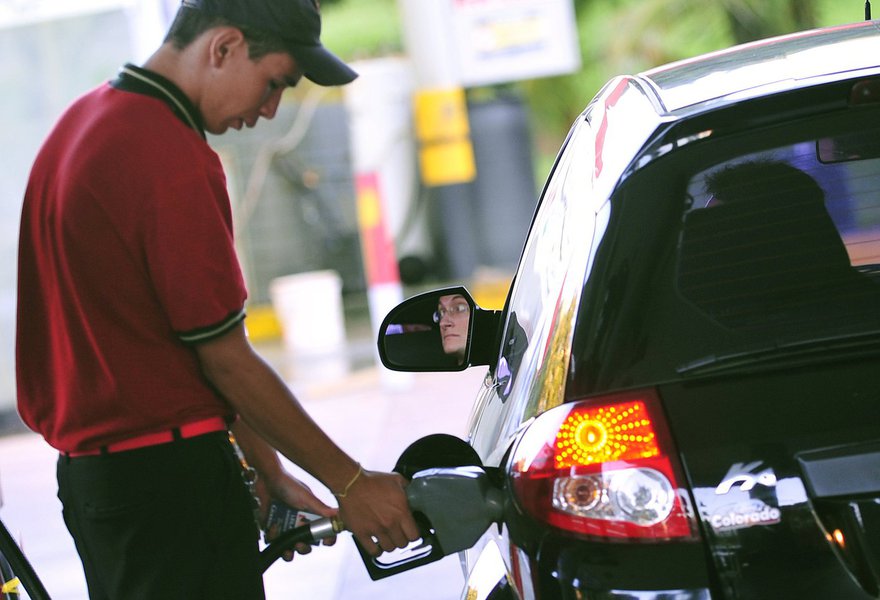 Segundo a Agência Nacional do Petróleo (ANP), os preços da gasolina e do diesel vendidos nos postos do Brasil subiram pela terceira semana consecutiva, depois que a Petrobras, presidida por Pedro Parente, elevou no início do mês os preços nas refinarias; entre 18 e 24 de dezembro, a gasolina na bomba subiu 0,45 por cento, para 3,759 reais/litros em média, após ter avançado 1,38 por cento na semana anterior (Foto: Aquiles Lins) Segundo a Agência Nacional do Petróleo (ANP), os preços da gasolina e do diesel vendidos nos postos do Brasil subiram pela terceira semana consecutiva, depois que a Petrobras, presidida por Pedro Parente, elevou no início do mês os preços nas refinarias; entre 18 e 24 de dezembro, a gasolina na bomba subiu 0,45 por cento, para 3,759 reais/litros em média, após ter avançado 1,38 por cento na semana anterior