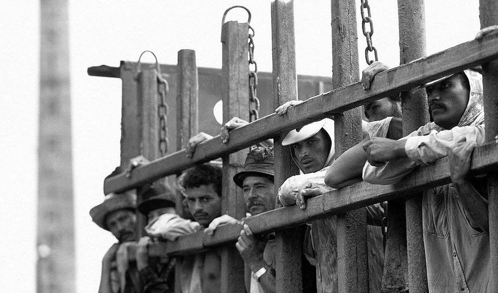 Mais de 660 trabalhadores foram resgatados de condições análogas à escravidão em 2016. De acordo com dados do Ministério do Trabalho, este número é o menor desde 2000, quando 516 trabalhadores foram resgatados de situações semelhantes. No ano passado, a queda foi de 34% quando em comparação com o exercício anterior. O número de estabelecimentos fiscalizados também foi o menor desde 2002, 182; ministério atribuiu queda à greve dos auditores em agosto em 2015 e "a junção e depois separação do Ministério do Trabalho com a Previdência Social, o que gerou um impasse burocrático, provocando a falta de repasse de recursos" (Foto: Paulo Emílio) Mais de 660 trabalhadores foram resgatados de condições análogas à escravidão em 2016. De acordo com dados do Ministério do Trabalho, este número é o menor desde 2000, quando 516 trabalhadores foram resgatados de situações semelhantes. No ano passado, a queda foi de 34% quando em comparação com o exercício anterior. O número de estabelecimentos fiscalizados também foi o menor desde 2002, 182; ministério atribuiu queda à greve dos auditores em agosto em 2015 e "a junção e depois separação do Ministério do Trabalho com a Previdência Social, o que gerou um impasse burocrático, provocando a falta de repasse de recursos"