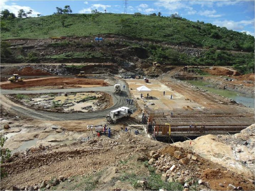 A barragem do Rio Colônia, no município de Itapé, já tem 56% das obras concluídas, segundo a Secretaria de Infraestrutura Hídrica; o empreendimento vai garantir abastecimento de água de qualidade a mais de 350 mil moradores de Itabuna e região; previsão de conclusão é até o segundo semestre deste ano; o valor total de investimento é R$ 108 milhões; "Esta entrega, que terá 25 quilômetros de lâmina d'água e que já saiu do papel, é uma das prioridades da nossa pasta, do governo Rui Costa, e se traduzirá muito em breve em uma nova realidade para a população dessas localidades com acesso a água com potabilidade, mais saúde, desenvolvimento econômico e social e a tão esperada segurança hídrica", diz o secretário Cássio Peixoto (Foto: Romulo Faro) A barragem do Rio Colônia, no município de Itapé, já tem 56% das obras concluídas, segundo a Secretaria de Infraestrutura Hídrica; o empreendimento vai garantir abastecimento de água de qualidade a mais de 350 mil moradores de Itabuna e região; previsão de conclusão é até o segundo semestre deste ano; o valor total de investimento é R$ 108 milhões; "Esta entrega, que terá 25 quilômetros de lâmina d'água e que já saiu do papel, é uma das prioridades da nossa pasta, do governo Rui Costa, e se traduzirá muito em breve em uma nova realidade para a população dessas localidades com acesso a água com potabilidade, mais saúde, desenvolvimento econômico e social e a tão esperada segurança hídrica", diz o secretário Cássio Peixoto