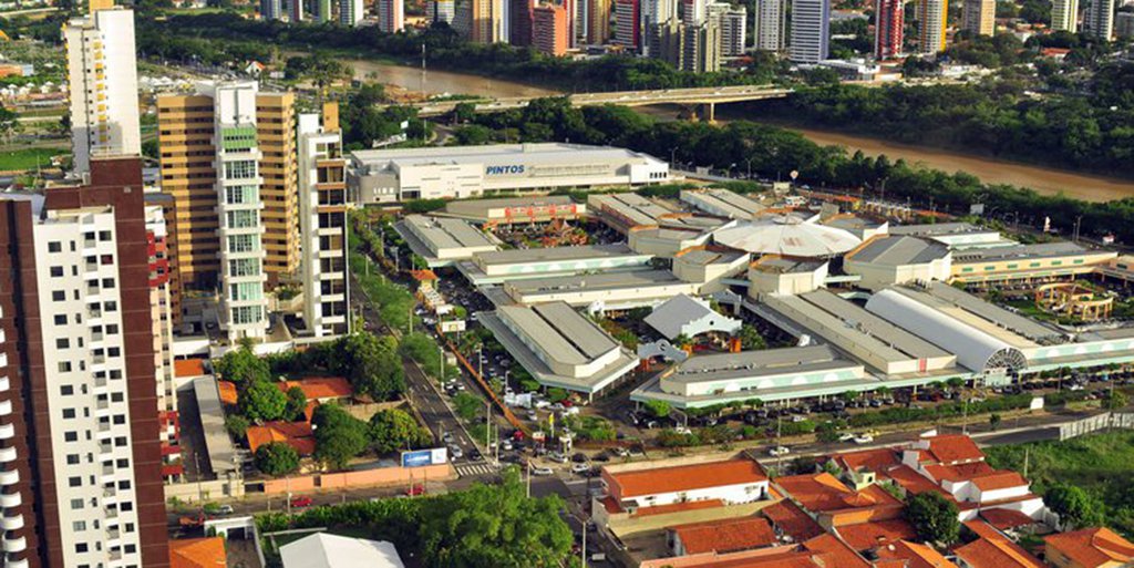 O geólogo Paulo Lages, da secretaria de Mineração, explicou que o tremor sentido em Teresina pode ter sido ocasionado por acomodação de placas tectônicas ou deslocamento de placas regionais; mas informou que a capital não possui monitoramento adequado para esse tipo de situação; ele disse que os tremores na capital chegam no máximo a 4,5 graus da escala Richter, mas que geralmente não ultrapassam 2,5 graus; ele acrescentou que novos tremores podem acontecer em breve (Foto: Leonardo Lucena) O geólogo Paulo Lages, da secretaria de Mineração, explicou que o tremor sentido em Teresina pode ter sido ocasionado por acomodação de placas tectônicas ou deslocamento de placas regionais; mas informou que a capital não possui monitoramento adequado para esse tipo de situação; ele disse que os tremores na capital chegam no máximo a 4,5 graus da escala Richter, mas que geralmente não ultrapassam 2,5 graus; ele acrescentou que novos tremores podem acontecer em breve
