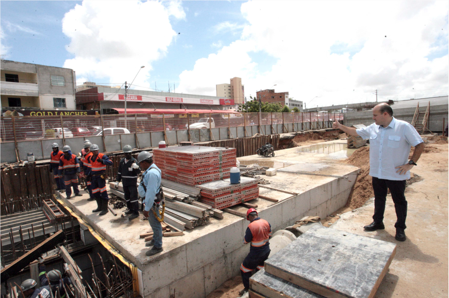 Durante visita às obras da Av. Aguanambi, nesta quarta-feira (4), o prefeito Roberto Cláudio (PDT) informou que a passarela e o viaduto serão liberados em março. As outras etapas, que incluem estação de BRT no canteiro central, nova pavimentação, calçadas, faixas de ônibus e bicicleta serão entregues em dezembro deste ano (Foto: Rodrigo Rocha) Durante visita às obras da Av. Aguanambi, nesta quarta-feira (4), o prefeito Roberto Cláudio (PDT) informou que a passarela e o viaduto serão liberados em março. As outras etapas, que incluem estação de BRT no canteiro central, nova pavimentação, calçadas, faixas de ônibus e bicicleta serão entregues em dezembro deste ano