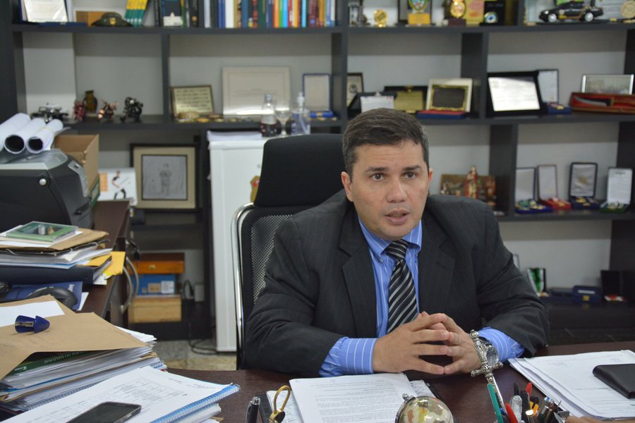 O governo do Amazonas pediu ajuda ao governo federal para deflagrar ações de combate ao narcotráfico e reforçar a segurança das unidades prisionais; pedido de apoio foi motivado pelo assassinato de pelo menos 60 presos do Complexo Penitenciário Anísio Jobim (Compaj), em Manaus (AM), em rebelião que começou na tarde de domingo (1º) e durou mais de 17 horas; "O que aconteceu no Compaj é mais um capítulo da guerra que o narcotráfico impõe nesse país e demonstra que esse problema não tem como ser enfrentado apenas pelos estados", diz o secretário de Segurança Pública do Estado, Sérgio Fontes (foto) (Foto: Romulo Faro) O governo do Amazonas pediu ajuda ao governo federal para deflagrar ações de combate ao narcotráfico e reforçar a segurança das unidades prisionais; pedido de apoio foi motivado pelo assassinato de pelo menos 60 presos do Complexo Penitenciário Anísio Jobim (Compaj), em Manaus (AM), em rebelião que começou na tarde de domingo (1º) e durou mais de 17 horas; "O que aconteceu no Compaj é mais um capítulo da guerra que o narcotráfico impõe nesse país e demonstra que esse problema não tem como ser enfrentado apenas pelos estados", diz o secretário de Segurança Pública do Estado, Sérgio Fontes (foto)
