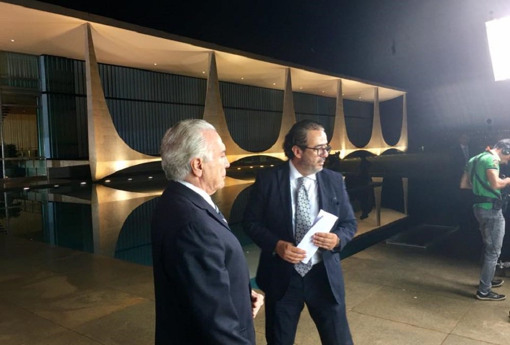 Rejeitado por 77% dos brasileiros, Michel Temer invadiu os lares na noite de Natal para exaltar as medidas econômicas de seu governo, que segundo as pesquisas são criticadas por boa parcela da população, e para prometer que vai derrotar a crise em 2017; Temer chamou de "necessárias" as reformas que retiram direitos dos trabalhadores e elogiou a reforma do ensino médio, que mobilizou estudantes em mais de mil instituições de ensino no País; para ele, "o Brasil está no caminho certo"; "2017 será o ano em que derrotaremos a crise. Os empresários voltarão a investir e recuperaremos os empregos perdidos"; citado 43 vezes em delação da Odebrecht, além de seus ministros, ele ignorou o tema corrupção; assista (Foto: Gisele Federicce) Rejeitado por 77% dos brasileiros, Michel Temer invadiu os lares na noite de Natal para exaltar as medidas econômicas de seu governo, que segundo as pesquisas são criticadas por boa parcela da população, e para prometer que vai derrotar a crise em 2017; Temer chamou de "necessárias" as reformas que retiram direitos dos trabalhadores e elogiou a reforma do ensino médio, que mobilizou estudantes em mais de mil instituições de ensino no País; para ele, "o Brasil está no caminho certo"; "2017 será o ano em que derrotaremos a crise. Os empresários voltarão a investir e recuperaremos os empregos perdidos"; citado 43 vezes em delação da Odebrecht, além de seus ministros, ele ignorou o tema corrupção; assista