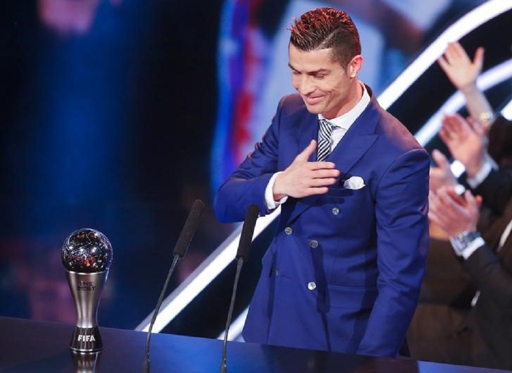 O jogador do Real Madri e da seleção de Portugal Cristiano Ronaldo recebe o prêmio de melhor do mundo em 2016 pela Fifa. 09/01/17. REUTERS/Ruben Sprich (Foto: José Barbacena) O jogador do Real Madri e da seleção de Portugal Cristiano Ronaldo recebe o prêmio de melhor do mundo em 2016 pela Fifa. 09/01/17. REUTERS/Ruben Sprich