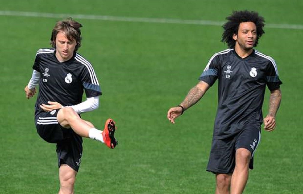 O meio-campista Luka Modric e o lateral Marcelo vão desfalcar o Real Madrid após sofrerem lesões musculares, informou o clube espanhol nesta segunda-feira; o lateral-esquerdo brasileiro e o meia croata passaram por exames após saírem de campo durante a vitória do Real por 2 x 1 sobre o Málaga, no sábado; "Após exames realizados hoje no Hospital Universitário Sanitas La Moraleja, Marcelo foi diagnosticado com uma lesão muscular de grau 2 na coxa esquerda", informou o Real em comunicado (Foto: José Barbacena) O meio-campista Luka Modric e o lateral Marcelo vão desfalcar o Real Madrid após sofrerem lesões musculares, informou o clube espanhol nesta segunda-feira; o lateral-esquerdo brasileiro e o meia croata passaram por exames após saírem de campo durante a vitória do Real por 2 x 1 sobre o Málaga, no sábado; "Após exames realizados hoje no Hospital Universitário Sanitas La Moraleja, Marcelo foi diagnosticado com uma lesão muscular de grau 2 na coxa esquerda", informou o Real em comunicado