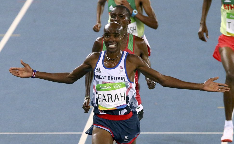 O corredor Mo Farah, que aos oito anos foi para a Inglaterra, enfrenta o risco de ser barrado nos Estados Unidos, onde vive com a família há seis anos; ele nasceu na Somália, um dos sete países de maioria muçulmana atingidos pelo decreto do presidente Donald Trump, que veta por 90 dias a entrada de pessoas provenientes desses países nos EUA; "No dia 1º de janeiro, Sua Majestade, a Rainha, me fez cavaleiro da realeza. No dia 27, Donald Trump parece ter me tornado um alien", disse o esportista no Facebook; "É muito preocupante que eu vou ter que dizer aos meus filhos que o papai talvez não possa voltar pra casa" (Foto: Leonardo Lucena) O corredor Mo Farah, que aos oito anos foi para a Inglaterra, enfrenta o risco de ser barrado nos Estados Unidos, onde vive com a família há seis anos; ele nasceu na Somália, um dos sete países de maioria muçulmana atingidos pelo decreto do presidente Donald Trump, que veta por 90 dias a entrada de pessoas provenientes desses países nos EUA; "No dia 1º de janeiro, Sua Majestade, a Rainha, me fez cavaleiro da realeza. No dia 27, Donald Trump parece ter me tornado um alien", disse o esportista no Facebook; "É muito preocupante que eu vou ter que dizer aos meus filhos que o papai talvez não possa voltar pra casa"