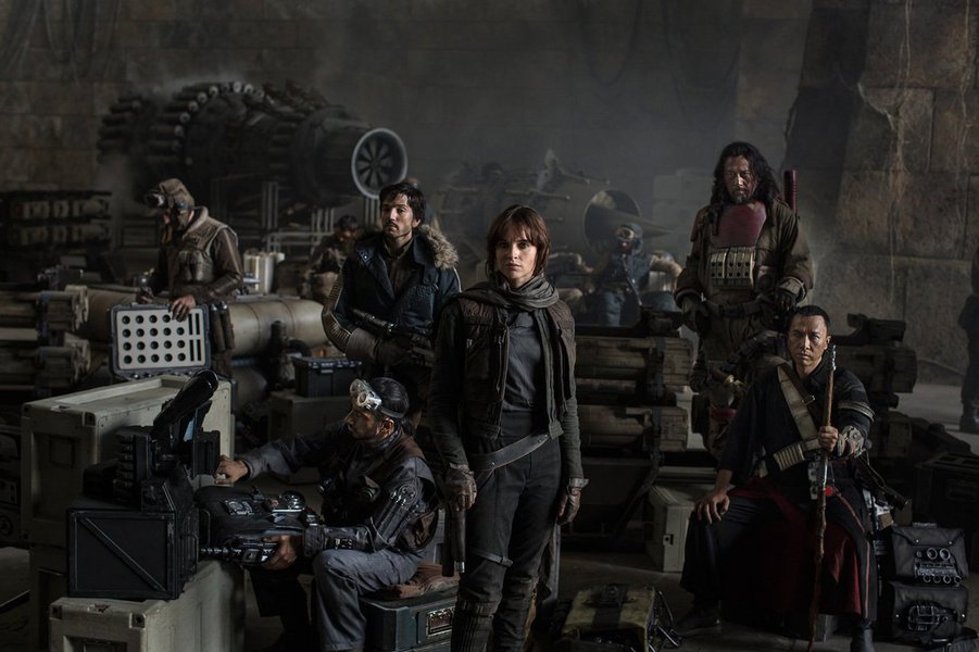Os filmes "Rogue One: Uma História Star Wars" e "Sing - Quem Canta Seus Males Espanta" atraíram grandes públicos às salas de cinema dos Estados Unidos no fim de semana de Ano Novo, resultando em grandes arrecadações de bilheterias e despedindo-se de 2016 em grande estilo; a nova história da saga "Star Wars" liderou as bilheterias pelo terceiro fim de semana seguido, com quase 50 milhões de dólares, e uma projeção de 64 milhões incluindo esta segunda-feira, dia de feriado (Foto: Romulo Faro) Os filmes "Rogue One: Uma História Star Wars" e "Sing - Quem Canta Seus Males Espanta" atraíram grandes públicos às salas de cinema dos Estados Unidos no fim de semana de Ano Novo, resultando em grandes arrecadações de bilheterias e despedindo-se de 2016 em grande estilo; a nova história da saga "Star Wars" liderou as bilheterias pelo terceiro fim de semana seguido, com quase 50 milhões de dólares, e uma projeção de 64 milhões incluindo esta segunda-feira, dia de feriado