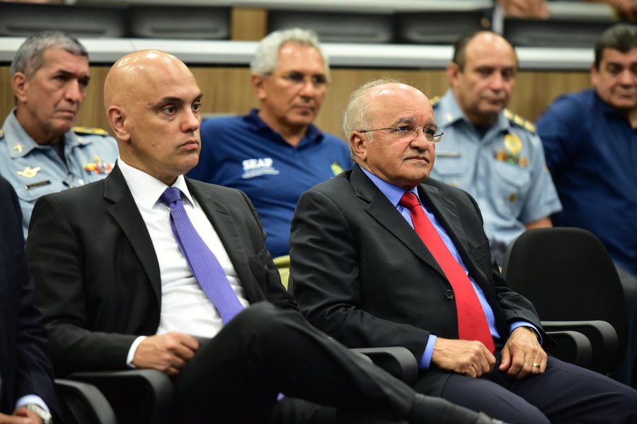 Em visita a Manaus, o ministro da Justiça disse que o governo federal está providenciando, junto aos estados, a construção de novos presídios, mas afirmou que a medida sozinha não resolve o problema; "Não adianta o país ficar só construindo presídio. Precisamos deixar preso quem precisa ficar preso e retirar das penitenciárias quem não precisa estar, que pode ter um outro tipo de pena e está preso" (Foto: Gisele Federicce) Em visita a Manaus, o ministro da Justiça disse que o governo federal está providenciando, junto aos estados, a construção de novos presídios, mas afirmou que a medida sozinha não resolve o problema; "Não adianta o país ficar só construindo presídio. Precisamos deixar preso quem precisa ficar preso e retirar das penitenciárias quem não precisa estar, que pode ter um outro tipo de pena e está preso"
