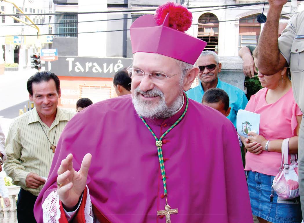 O arcebispo de Maceió, Dom Antônio Muniz, reafirmou a posição da Arquidiocese sobre as comunidades terapêuticas que possuem ingerência política, citando que "a Igreja Católica não é capacho governamental" para estar atrelada a fins eleitoreiros; para ele, foco dos centros deve ser o dependente químico, e não a reeleição de vereadores, deputados e senadores; em dezembro, o arcebispo divulgou um decreto que pune comunidades terapêuticas que têm algum tipo de vínculo político-partidário e de poder (Foto: Voney Malta) O arcebispo de Maceió, Dom Antônio Muniz, reafirmou a posição da Arquidiocese sobre as comunidades terapêuticas que possuem ingerência política, citando que "a Igreja Católica não é capacho governamental" para estar atrelada a fins eleitoreiros; para ele, foco dos centros deve ser o dependente químico, e não a reeleição de vereadores, deputados e senadores; em dezembro, o arcebispo divulgou um decreto que pune comunidades terapêuticas que têm algum tipo de vínculo político-partidário e de poder