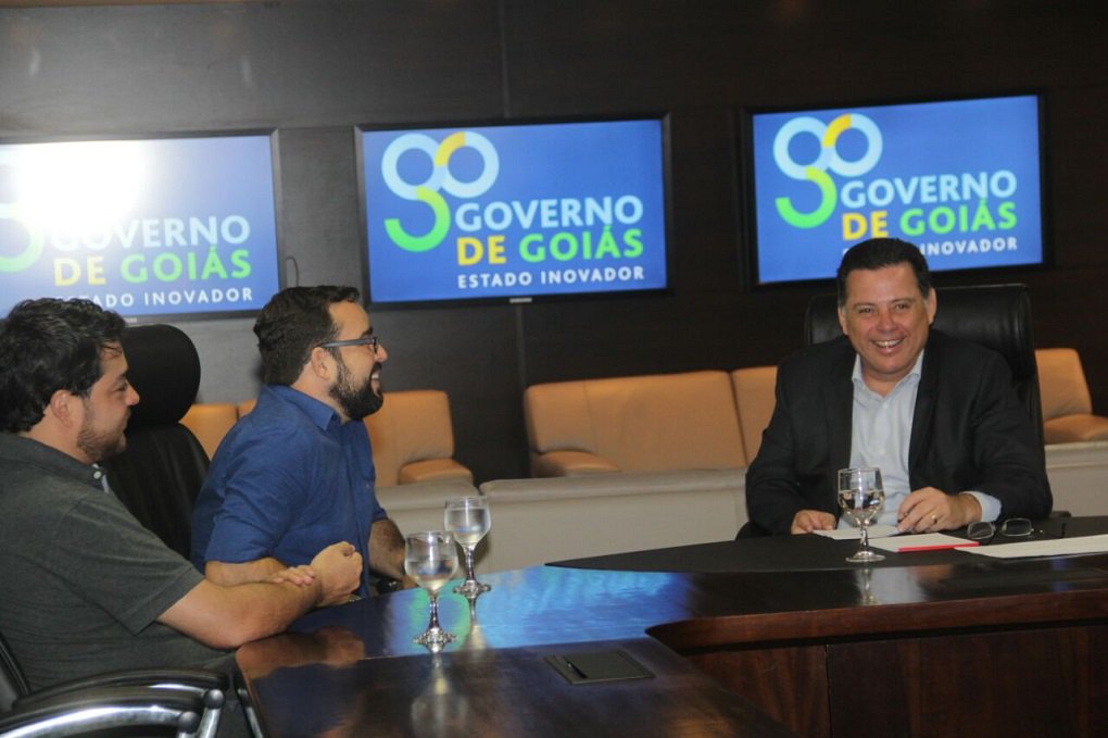 Goiás se tornou o primeiro Estado brasileiro a aprovar medidas com o objetivo de combater a crise econômica e financeira que atravessa o País; “São medidas estruturantes e necessárias”, afirmou Marconi; projeto de lei com o novo pacote de austeridade foi aprovado semana passada na Assembleia Legislativa; esta não é a primeira vez que o Estado se torna pioneiro na promoção de cortes com o objetivo garantir a vitalidade dos cofres públicos; em 2014, meses antes da crise econômica e financeira eclodir no País, Goiás foi o primeiro Estado a tomar medidas de austeridade; Marconi retomou a agenda nesta segunda-feira recebendo prefeitos eleitos (Foto: José Barbacena) Goiás se tornou o primeiro Estado brasileiro a aprovar medidas com o objetivo de combater a crise econômica e financeira que atravessa o País; “São medidas estruturantes e necessárias”, afirmou Marconi; projeto de lei com o novo pacote de austeridade foi aprovado semana passada na Assembleia Legislativa; esta não é a primeira vez que o Estado se torna pioneiro na promoção de cortes com o objetivo garantir a vitalidade dos cofres públicos; em 2014, meses antes da crise econômica e financeira eclodir no País, Goiás foi o primeiro Estado a tomar medidas de austeridade; Marconi retomou a agenda nesta segunda-feira recebendo prefeitos eleitos