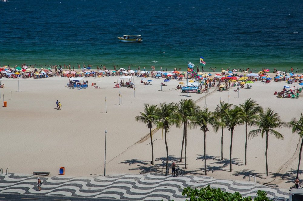 Com termômetros marcando mais de 42 graus, a cidade do Rio de Janeiro teve nesta terça-feira o dia mais quente do ano; segundo o Alerta Rio, serviço de meteorologia da prefeitura, a temperatura em Guaratiba, bairro da zona oeste da cidade, era de 42,3° por volta das 13h15, a mais alta registrada ao longo de 2016; a sensação térmica chegou a 47,7° em Guaratiba (Foto: Romulo Faro) Com termômetros marcando mais de 42 graus, a cidade do Rio de Janeiro teve nesta terça-feira o dia mais quente do ano; segundo o Alerta Rio, serviço de meteorologia da prefeitura, a temperatura em Guaratiba, bairro da zona oeste da cidade, era de 42,3° por volta das 13h15, a mais alta registrada ao longo de 2016; a sensação térmica chegou a 47,7° em Guaratiba
