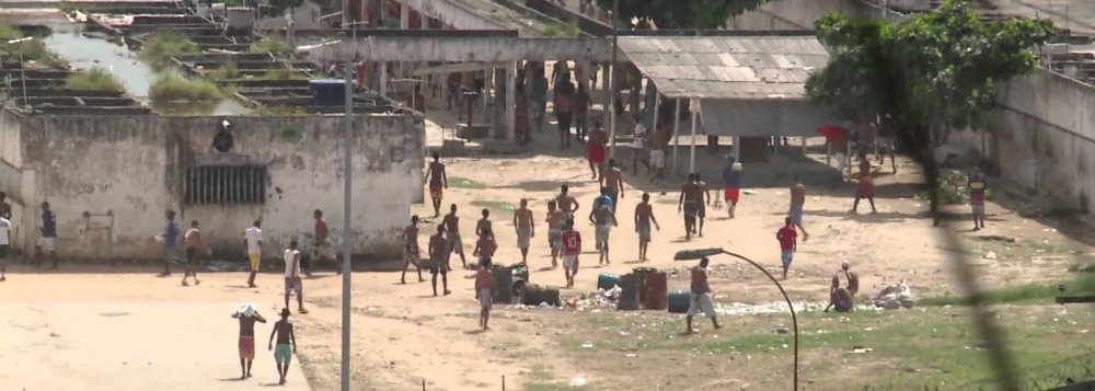 Seis meses após concluir o relatório em que alerta autoridades do Amazonas para os riscos de motim no Complexo Penitenciário Anísio Jobim (Compaj), onde 56 foram mortos, o Mecanismo Nacional de Prevenção e Combate à Tortura (MNPCT), órgão da Secretaria Nacional de Direitos Humanos, emitiu um documento parecido em referência ao Complexo Prisional do Curado, Zona Oeste do Recife; entre as recomendações feitas ao governo estadual estão a redução da superlotação e a contratação de agentes penitenciários, para controlar o que o órgão entidade chama de “frágil equilíbrio do Complexo, imposto pelos presos, corroborado pelo Estado”; nas três unidades, 6.460 detentos abarrotam um espaço onde deveria haver 1.819. São 3,5 vezes a capacidade do local (Foto: Leonardo Lucena) Seis meses após concluir o relatório em que alerta autoridades do Amazonas para os riscos de motim no Complexo Penitenciário Anísio Jobim (Compaj), onde 56 foram mortos, o Mecanismo Nacional de Prevenção e Combate à Tortura (MNPCT), órgão da Secretaria Nacional de Direitos Humanos, emitiu um documento parecido em referência ao Complexo Prisional do Curado, Zona Oeste do Recife; entre as recomendações feitas ao governo estadual estão a redução da superlotação e a contratação de agentes penitenciários, para controlar o que o órgão entidade chama de “frágil equilíbrio do Complexo, imposto pelos presos, corroborado pelo Estado”; nas três unidades, 6.460 detentos abarrotam um espaço onde deveria haver 1.819. São 3,5 vezes a capacidade do local