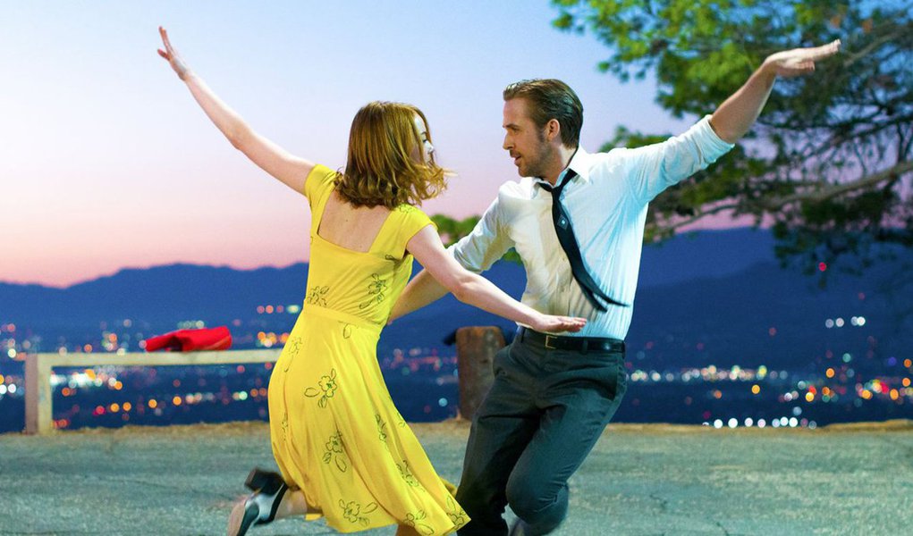 "La La Land: Cantando Estações", um musical contemporâneo sobre uma história de amor de dois artistas em dificuldades em Los Angeles, consolidou o status de favorito da temporada de premiações de Hollywood ao ter o maior número de indicações para os prêmios do Critics' Choice Awards e ser considerado melhor filme pelos críticos de cinema de Nova York; "La La Land" teve 12 indicações no Critics' Choice Awards (Foto: Paulo Emílio) "La La Land: Cantando Estações", um musical contemporâneo sobre uma história de amor de dois artistas em dificuldades em Los Angeles, consolidou o status de favorito da temporada de premiações de Hollywood ao ter o maior número de indicações para os prêmios do Critics' Choice Awards e ser considerado melhor filme pelos críticos de cinema de Nova York; "La La Land" teve 12 indicações no Critics' Choice Awards