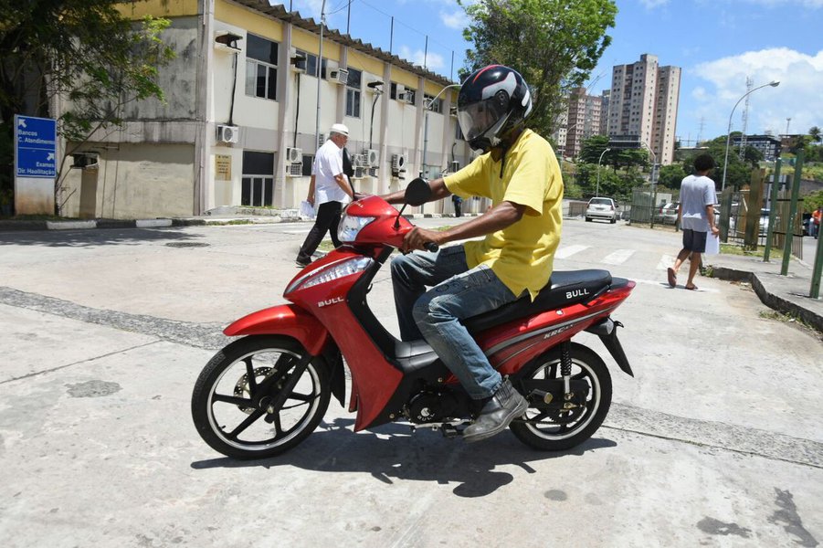 Publicada no Diário Oficial do Estado (DOE) do último dia 5, a portaria 1.709 do Detran-BA facilita o acesso à Autorização para Conduzir Ciclomotores (ACC), em centros de formação de condutores; pela nova regra, as autoescolas estão autorizadas a formar turmas mistas de aulas teóricas, com alunos de ACC ('cinquentinhas') e da categoria A (motos); os centros de formação devem respeitar o máximo de 35 alunos por turma e as cargas horárias das duas categorias; são exigidas 20 horas de aulas teóricas para ACC e 45 horas para categoria A; os candidatos ainda passam pelo exames práticos, sendo 10 horas em ciclomotor e 25 em moto (Foto: Romulo Faro) Publicada no Diário Oficial do Estado (DOE) do último dia 5, a portaria 1.709 do Detran-BA facilita o acesso à Autorização para Conduzir Ciclomotores (ACC), em centros de formação de condutores; pela nova regra, as autoescolas estão autorizadas a formar turmas mistas de aulas teóricas, com alunos de ACC ('cinquentinhas') e da categoria A (motos); os centros de formação devem respeitar o máximo de 35 alunos por turma e as cargas horárias das duas categorias; são exigidas 20 horas de aulas teóricas para ACC e 45 horas para categoria A; os candidatos ainda passam pelo exames práticos, sendo 10 horas em ciclomotor e 25 em moto