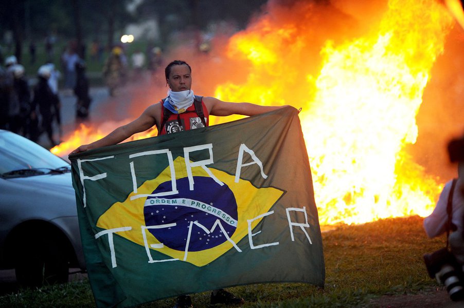 "Quebradas as regras da democracia, imaginava-se que seria possível, como num passe de mágica, resgatar a confiança e fazer com que a economia brasileira voltasse a crescer. O resultado está aí: uma economia arruinada e um país sem qualquer credibilidade interna e externa, com manifestações sendo duramente reprimidas, como ocorreu em Brasília na semana passada, e uma incompreensão internacional sobre o que fez com que o Brasil, antes respeitado e admirado, se transformasse novamente num país quebrado e sem auto-estima", diz o colunista Leonardo Attuch, editor do 247; "A grande questão, agora, é: será possível promover um pacto democrático ou o caminho será a destruição total em que todos, inclusive a democracia, morrerão no final?" (Foto: Leonardo Attuch) "Quebradas as regras da democracia, imaginava-se que seria possível, como num passe de mágica, resgatar a confiança e fazer com que a economia brasileira voltasse a crescer. O resultado está aí: uma economia arruinada e um país sem qualquer credibilidade interna e externa, com manifestações sendo duramente reprimidas, como ocorreu em Brasília na semana passada, e uma incompreensão internacional sobre o que fez com que o Brasil, antes respeitado e admirado, se transformasse novamente num país quebrado e sem auto-estima", diz o colunista Leonardo Attuch, editor do 247; "A grande questão, agora, é: será possível promover um pacto democrático ou o caminho será a destruição total em que todos, inclusive a democracia, morrerão no final?"