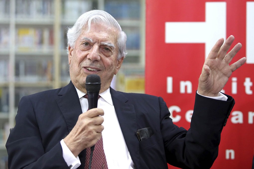 O escritor peruano Mario Vargas Llosa, comentou a morte do líder cubano Fidel Castro; “Espero que esta morte inicie em Cuba um período de apertura, de tolerância, de democratização. Ele disse que história o absolverá. Eu estou seguro de que a história não absolverá Fidel", disse Llosa, que no século passado era entusiasta das revoluções na América Latina (Foto: José Barbacena) O escritor peruano Mario Vargas Llosa, comentou a morte do líder cubano Fidel Castro; “Espero que esta morte inicie em Cuba um período de apertura, de tolerância, de democratização. Ele disse que história o absolverá. Eu estou seguro de que a história não absolverá Fidel", disse Llosa, que no século passado era entusiasta das revoluções na América Latina