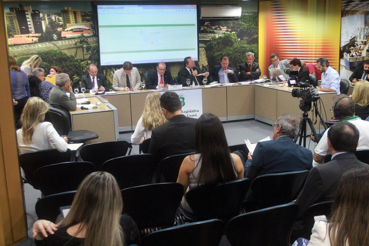 A Comissão de Constituição, Justiça e Redação (CCJR) da Assembleia Legislativa decidiu, em reunião nesta terça-feira (27) que não há impedimentos legais para a tramitação do projeto de Lei Orçamentária Anual (LOA) de 2017, após a extinção do Tribunal de Contas dos Municípios (TCM). Os deputados Roberto Mesquita (PSD) e Sérgio Aguiar (PDT) haviam apresentado questionamentos ao colegiado a respeito dos recursos destinados ao TCM. Os parlamentares levantaram dúvidas sobre a aplicação do orçamento que era destinado a corte extinta. A previsão é de que seja a LOA votada na sessão plenária desta quarta-feira (28)
(Foto: Fatima 247) A Comissão de Constituição, Justiça e Redação (CCJR) da Assembleia Legislativa decidiu, em reunião nesta terça-feira (27) que não há impedimentos legais para a tramitação do projeto de Lei Orçamentária Anual (LOA) de 2017, após a extinção do Tribunal de Contas dos Municípios (TCM). Os deputados Roberto Mesquita (PSD) e Sérgio Aguiar (PDT) haviam apresentado questionamentos ao colegiado a respeito dos recursos destinados ao TCM. Os parlamentares levantaram dúvidas sobre a aplicação do orçamento que era destinado a corte extinta. A previsão é de que seja a LOA votada na sessão plenária desta quarta-feira (28)