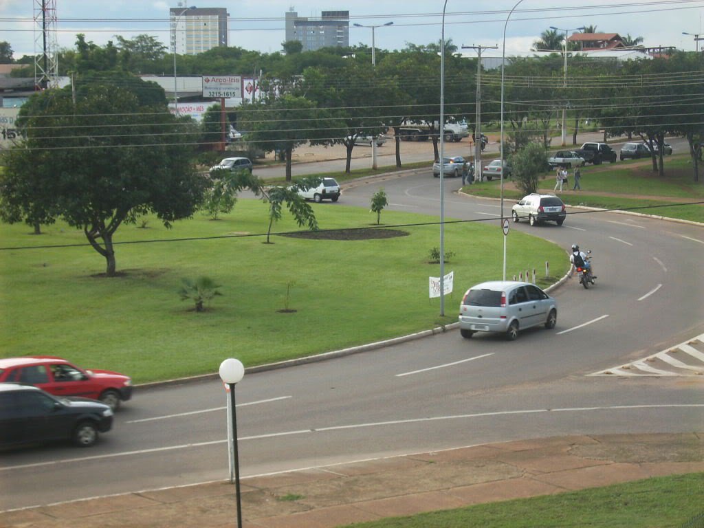 A Secretaria Municipal Extraordinária de Energias Sustentáveis preparou um estudo de viabilidade de compensação fotovoltaica para transformar a frota de táxis da Capital em carros elétricos e, assim, diminuir a emissão de gás carbônico no meio ambiente, para se adequar à legislação do Programa Palmas Solar; na proposta, a Secretaria aponta que, atualmente, existem 137 taxistas operando em Palmas, percorrendo 185 km por dia, ao custo de R$ 80,00; com os carros elétricos, essa despesa cairia para R$ 27,00 por dia, percorrendo a mesma distância, além de compensar a emissão de gás carbônico (Foto: Leonardo Lucena) A Secretaria Municipal Extraordinária de Energias Sustentáveis preparou um estudo de viabilidade de compensação fotovoltaica para transformar a frota de táxis da Capital em carros elétricos e, assim, diminuir a emissão de gás carbônico no meio ambiente, para se adequar à legislação do Programa Palmas Solar; na proposta, a Secretaria aponta que, atualmente, existem 137 taxistas operando em Palmas, percorrendo 185 km por dia, ao custo de R$ 80,00; com os carros elétricos, essa despesa cairia para R$ 27,00 por dia, percorrendo a mesma distância, além de compensar a emissão de gás carbônico