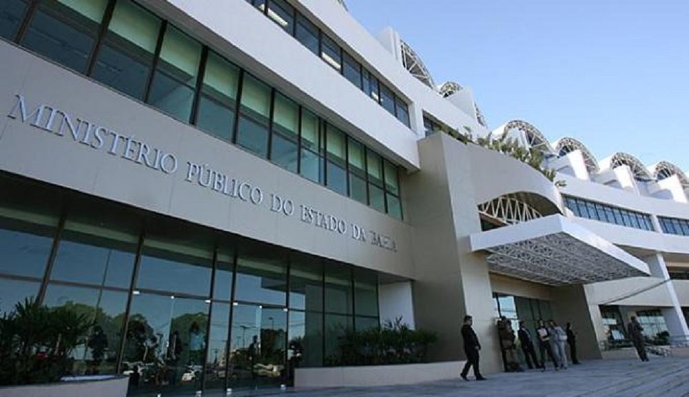 Organização criminosa envolvida com fraudes em licitações em Salvador e cidades do interior da Bahia foi alvo de uma operação do Ministério Público do Estado na manhã desta segunda-feira; a Operação Quali foi deflagrada por agentes do Grupo de Atuação Especial de Combate às Organizações Criminosas do MP, juntamente com o Departamento de Combate ao Crime organizado da Polícia Civil; ao todo são 35 mandados a serem cumpridos, entre eles oito de prisão temporária, seis de condução coercitiva e 21 de busca e apreensão, em Salvador e Lauro de Freitas (Foto: Romulo Faro) Organização criminosa envolvida com fraudes em licitações em Salvador e cidades do interior da Bahia foi alvo de uma operação do Ministério Público do Estado na manhã desta segunda-feira; a Operação Quali foi deflagrada por agentes do Grupo de Atuação Especial de Combate às Organizações Criminosas do MP, juntamente com o Departamento de Combate ao Crime organizado da Polícia Civil; ao todo são 35 mandados a serem cumpridos, entre eles oito de prisão temporária, seis de condução coercitiva e 21 de busca e apreensão, em Salvador e Lauro de Freitas
