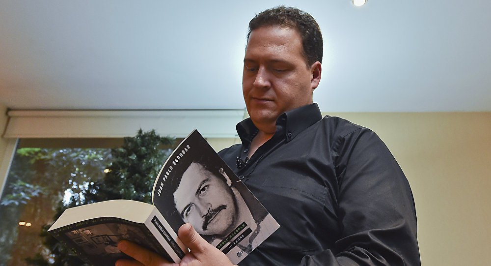 A morte do maior narcotraficante da história não se deve ao mérito de seus inimigos, mas a uma decisão do próprio Pablo Escobar, que decidiu acabar com a própria vida, garantiu em entrevista exclusiva à RT o filho do lendário criminoso colombiano, Juan Pablo Escobar; segundo ele, a versão oficial de que seu pai foi executado pelas autoridades da Colômbia em cooperação com a CIA e o órgão para combate às drogas dos EUA (DEA – na sigla em inglês) é falsa. A morte de Escobar teria sido, na verdade, uma forma de suicídio (Foto: Leonardo Attuch) A morte do maior narcotraficante da história não se deve ao mérito de seus inimigos, mas a uma decisão do próprio Pablo Escobar, que decidiu acabar com a própria vida, garantiu em entrevista exclusiva à RT o filho do lendário criminoso colombiano, Juan Pablo Escobar; segundo ele, a versão oficial de que seu pai foi executado pelas autoridades da Colômbia em cooperação com a CIA e o órgão para combate às drogas dos EUA (DEA – na sigla em inglês) é falsa. A morte de Escobar teria sido, na verdade, uma forma de suicídio