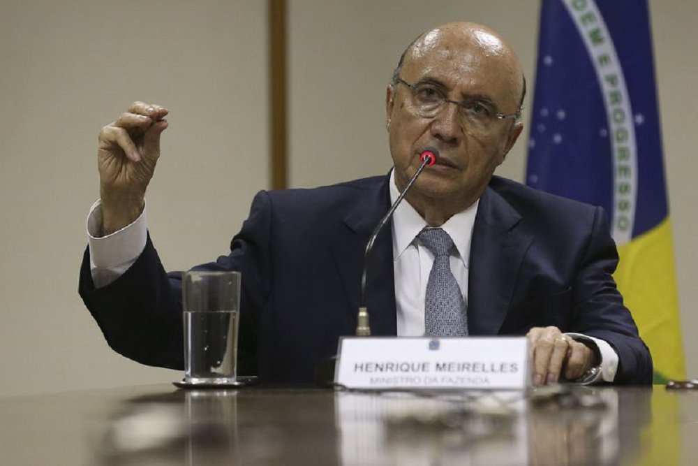 O ministro da Fazenda, Henrique Meirelles, disse nesta sexta-feira que o governo não tem previsão de anúncio de ajuda federal a estados em situação fiscal crítica, como Rio de Janeiro e Minas Gerais, que decretaram calamidade financeira; "Não temos ainda uma data específica para isso, porque eles estão enfrentando um problema sério, mas a União também, portanto devemos priorizar", disse Meirelles; segundo ele, no momento não há "nenhum caminho jurídico que permita adiar o pagamento da dívida dos estados em crise com a União" (Foto: Romulo Faro) O ministro da Fazenda, Henrique Meirelles, disse nesta sexta-feira que o governo não tem previsão de anúncio de ajuda federal a estados em situação fiscal crítica, como Rio de Janeiro e Minas Gerais, que decretaram calamidade financeira; "Não temos ainda uma data específica para isso, porque eles estão enfrentando um problema sério, mas a União também, portanto devemos priorizar", disse Meirelles; segundo ele, no momento não há "nenhum caminho jurídico que permita adiar o pagamento da dívida dos estados em crise com a União"