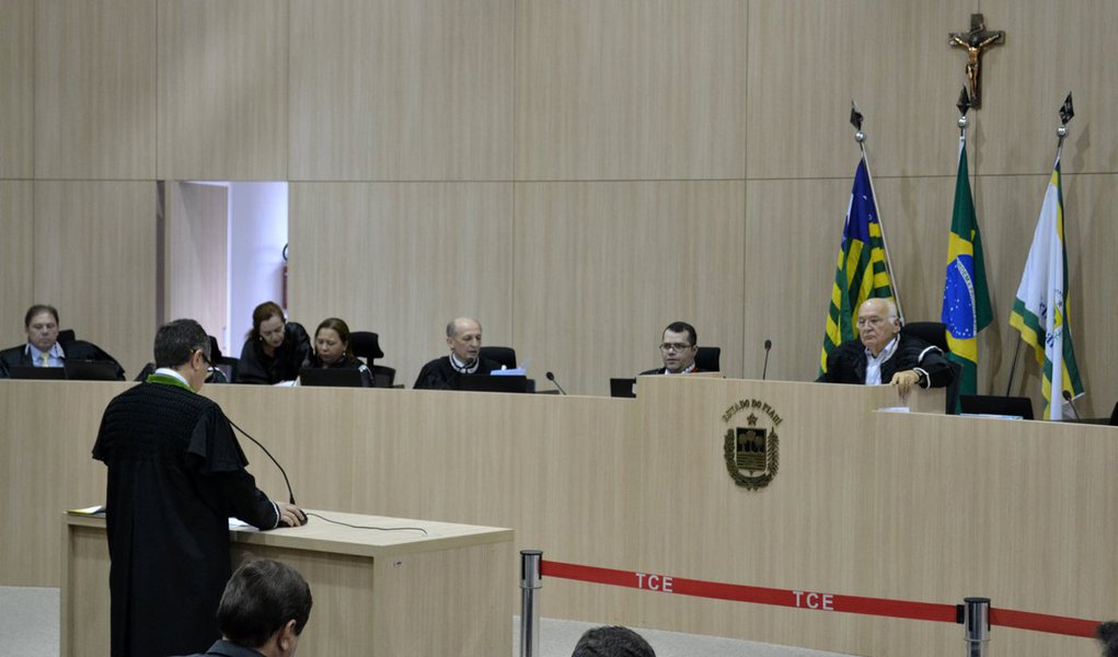 O Tribunal de Contas do Estado (TCE-TO) suspendeu o decreto da Prefeitura de Palmas que atualizou a Planta de Valores Genéricos da Capital, que aumentava em 25,96% o valor do IPTU; a decisão foi publicada no Boletim Oficial; a decisão monocrática foi do conselheiro Alberto Sevilha e tem efeito imediato; a determinação está baseada em representação do Ministério Público de Contas (MPC) e aponta que “o percentual instituído pelo referido decreto, acarretou em uma significativa majoração da base de cálculo do IPTU, que somente poderia ocorrer mediante lei específica” (Foto: Leonardo Lucena) O Tribunal de Contas do Estado (TCE-TO) suspendeu o decreto da Prefeitura de Palmas que atualizou a Planta de Valores Genéricos da Capital, que aumentava em 25,96% o valor do IPTU; a decisão foi publicada no Boletim Oficial; a decisão monocrática foi do conselheiro Alberto Sevilha e tem efeito imediato; a determinação está baseada em representação do Ministério Público de Contas (MPC) e aponta que “o percentual instituído pelo referido decreto, acarretou em uma significativa majoração da base de cálculo do IPTU, que somente poderia ocorrer mediante lei específica”