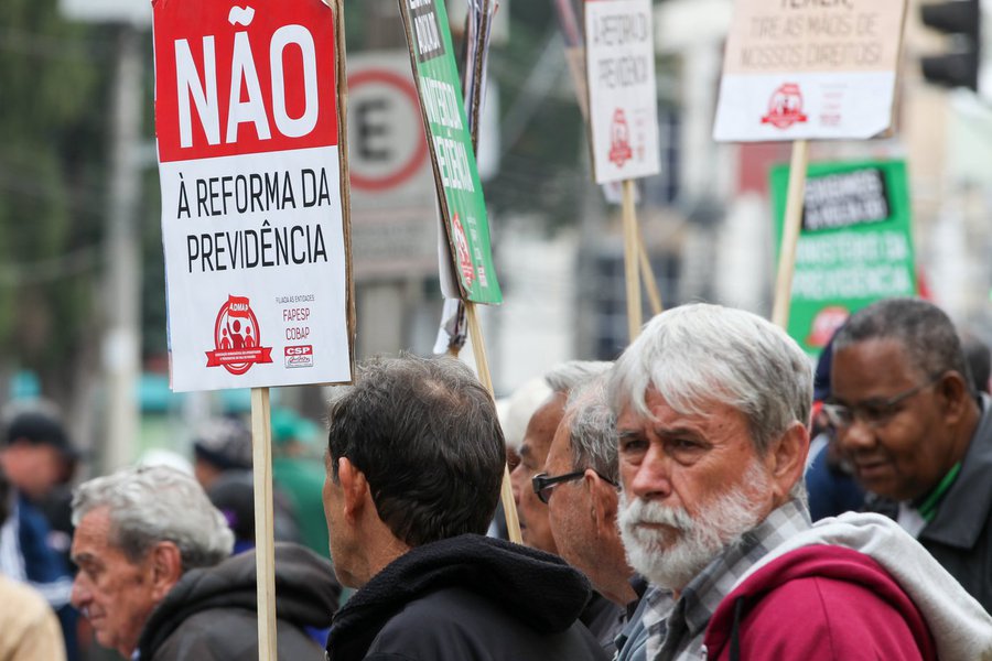 Eu estou com os dados da Reforma da Previdência do Temer na mão. Estou estarrecido. Poucas pessoas conseguirão se aposentar com os salários que ganhavam (Foto: Roberto Requião) www.brasil247.com - Eu estou com os dados da Reforma da Previdência do Temer na mão. Estou estarrecido. Poucas pessoas conseguirão se aposentar com os salários que ganhavam