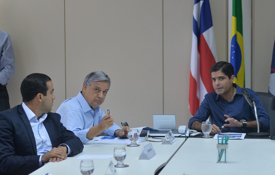 O prefeito ACM Neto afirma que a reforma administrativa que ele enviou à Câmara Municipal nesta quarta-feira "vai provocar maior eficiência na gestão e prestação de serviços públicos e uma economia total de R$ 104,6 milhões anuais aos cofres do município, sobrando mais recursos para investimentos"; "O primeiro objetivo dessa reforma é aperfeiçoar o trabalho da prefeitura, trazer ainda mais qualidade aos serviços. E também garantir economia de recursos públicos num momento tão delicado da vida pública do país, numa crise que afeta os governos no Brasil inteiro", disse o democrata (Foto: Romulo Faro) O prefeito ACM Neto afirma que a reforma administrativa que ele enviou à Câmara Municipal nesta quarta-feira "vai provocar maior eficiência na gestão e prestação de serviços públicos e uma economia total de R$ 104,6 milhões anuais aos cofres do município, sobrando mais recursos para investimentos"; "O primeiro objetivo dessa reforma é aperfeiçoar o trabalho da prefeitura, trazer ainda mais qualidade aos serviços. E também garantir economia de recursos públicos num momento tão delicado da vida pública do país, numa crise que afeta os governos no Brasil inteiro", disse o democrata