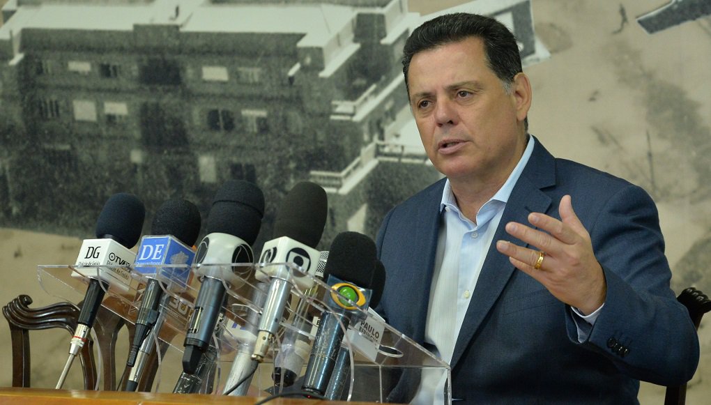 O governador Marconi Perillo vai revogar a lei de autoria do Tribunal de Contas dos Municípios (TCM) que concedeu reajuste salarial e criou auxílios creche e alimentação para os servidores da instituição; por determinação de Marconi, anunciada nesta sexta-feira, a Secretaria de Estado da Casa Civil vai encaminhar de imediato para a Assembleia projeto de lei pedindo a revogação da concessão dos benefícios; Marconi tomou a decisão diante do pacto firmado pelos governadores com o governo federal para a adoção de medidas de contenção de gastos com funcionalismo e custeio da máquina pública para o enfrentamento dos efeitos da crise econômica nacional sobre a arrecadação tributária (Foto: José Barbacena) O governador Marconi Perillo vai revogar a lei de autoria do Tribunal de Contas dos Municípios (TCM) que concedeu reajuste salarial e criou auxílios creche e alimentação para os servidores da instituição; por determinação de Marconi, anunciada nesta sexta-feira, a Secretaria de Estado da Casa Civil vai encaminhar de imediato para a Assembleia projeto de lei pedindo a revogação da concessão dos benefícios; Marconi tomou a decisão diante do pacto firmado pelos governadores com o governo federal para a adoção de medidas de contenção de gastos com funcionalismo e custeio da máquina pública para o enfrentamento dos efeitos da crise econômica nacional sobre a arrecadação tributária
