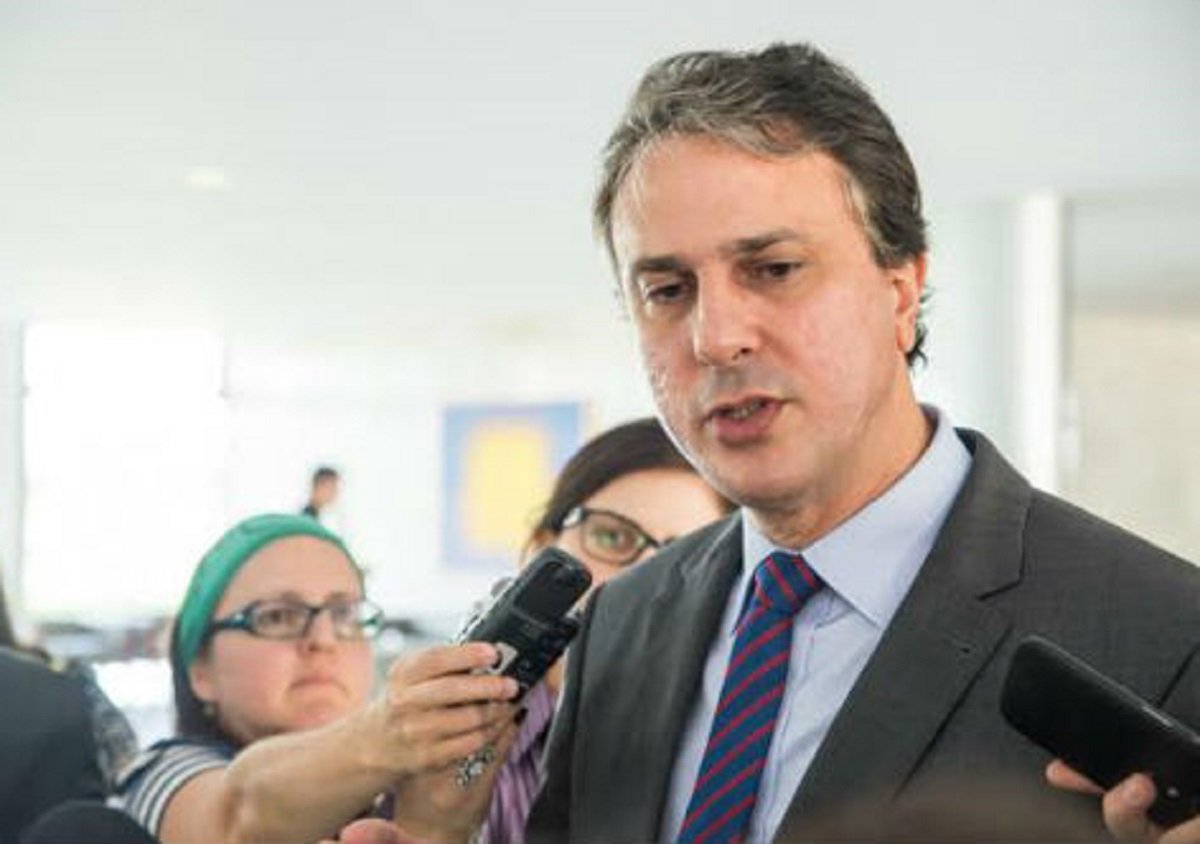 O governador Camilo Santana seguiu para Recife/PE, no começo da tarde de hoje (25), para participar da reunião de todos os governadores do Nordeste com o objetivo de discutir uma posição conjunta sobre o acordo proposto pelo Governo Federal, que condiciona a divisão da multa da Lei de Repatriação entre os estados à medidas de ajuste fiscal
(Foto: Fatima 247) O governador Camilo Santana seguiu para Recife/PE, no começo da tarde de hoje (25), para participar da reunião de todos os governadores do Nordeste com o objetivo de discutir uma posição conjunta sobre o acordo proposto pelo Governo Federal, que condiciona a divisão da multa da Lei de Repatriação entre os estados à medidas de ajuste fiscal