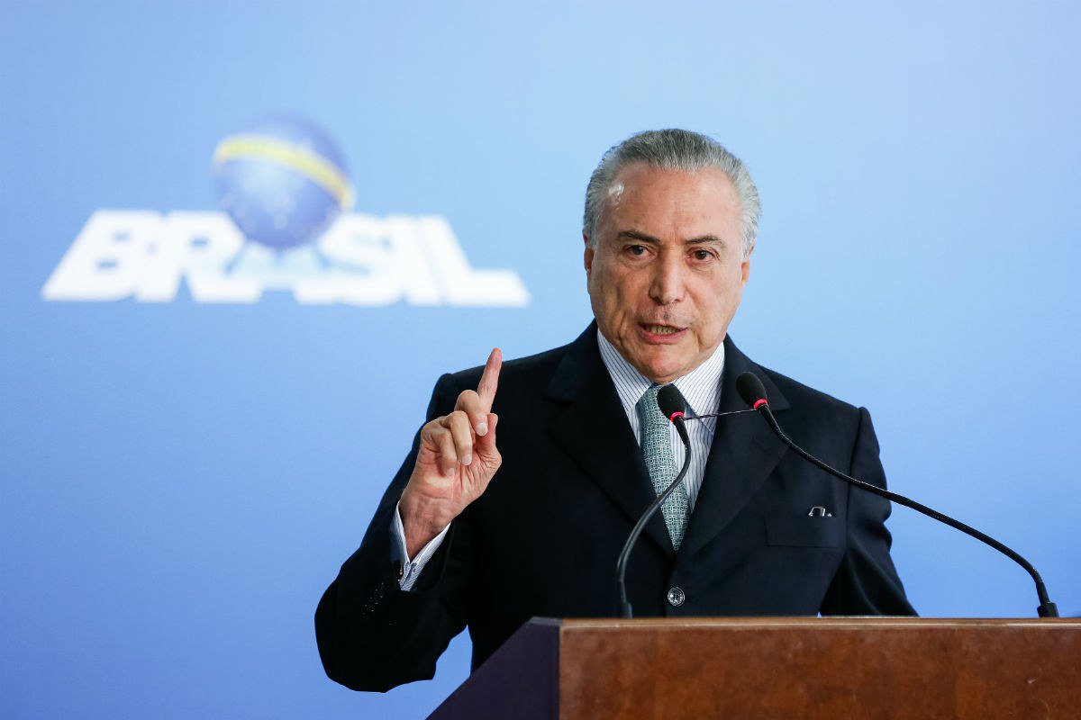 Após vetar o programa de recuperação criado para estados em situação de calamidade financeira, Michel Temer pediu à sua equipe econômica para encontrar outra maneira de socorrer os governadores desses estados no curto prazo; Temer promete apresentar ao Congresso em fevereiro um novo projeto de lei para criar o programa de recuperação fiscal, mas até lá quer uma solução temporária para aliviar a situação dessas unidades federativas (Foto: Romulo Faro) Após vetar o programa de recuperação criado para estados em situação de calamidade financeira, Michel Temer pediu à sua equipe econômica para encontrar outra maneira de socorrer os governadores desses estados no curto prazo; Temer promete apresentar ao Congresso em fevereiro um novo projeto de lei para criar o programa de recuperação fiscal, mas até lá quer uma solução temporária para aliviar a situação dessas unidades federativas