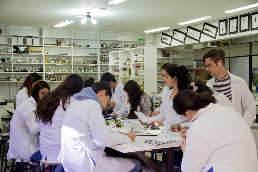Desde que assumiu o governo de Goiás, o governador Marconi Perillo definiu uma incisiva política de fortalecer o ensino superior no Estado; com essa visão, criou a Universidade Estadual de Goiás (UEG), o Programa Bolsa Universitária e, recentemente, o Programa Próprio de Bolsas da Universidade Estadual de Goiás (PPB/UEG); nos últimos quatro anos, o Governo Estadual investiu o total de R$ 24,7 milhões no (PPB/UEG); montante foi destinado à concessão de 6.004 bolsas, distribuídas em 12 modalidades de ensino. O PPB é considerado o elemento fundamental do tripé “ensino, pesquisa e extensão” da instituição (Foto: José Barbacena) Desde que assumiu o governo de Goiás, o governador Marconi Perillo definiu uma incisiva política de fortalecer o ensino superior no Estado; com essa visão, criou a Universidade Estadual de Goiás (UEG), o Programa Bolsa Universitária e, recentemente, o Programa Próprio de Bolsas da Universidade Estadual de Goiás (PPB/UEG); nos últimos quatro anos, o Governo Estadual investiu o total de R$ 24,7 milhões no (PPB/UEG); montante foi destinado à concessão de 6.004 bolsas, distribuídas em 12 modalidades de ensino. O PPB é considerado o elemento fundamental do tripé “ensino, pesquisa e extensão” da instituição