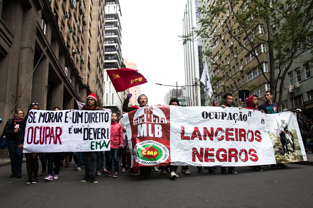 08/09/2016 - PORTO ALEGRE, RS - Moradores da Ocupação Lanceiros Negros realizam caminhada em direção à Prefeitura de Porto Alegre para exigir que as famílias não sejam colocadas na rua. Foto: Maia Rubim/Sul21 (Foto: Pedro Del Castro) 08/09/2016 - PORTO ALEGRE, RS - Moradores da Ocupação Lanceiros Negros realizam caminhada em direção à Prefeitura de Porto Alegre para exigir que as famílias não sejam colocadas na rua. Foto: Maia Rubim/Sul21