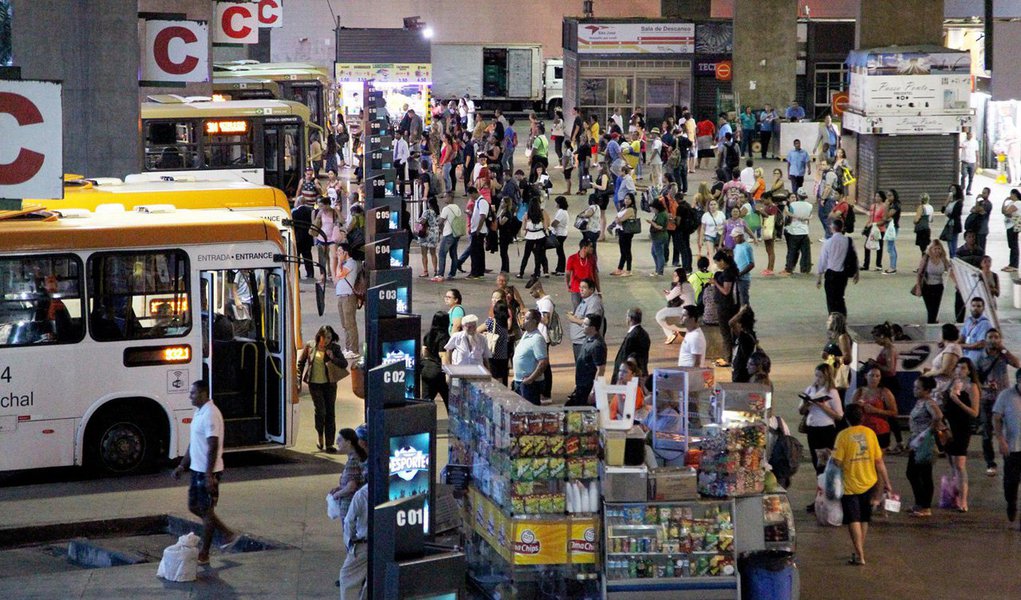 O sistema de transporte público coletivo do Distrito Federal passará por uma avaliação criteriosa a partir das próximas semanas; foi publicada no Diário Oficial do Distrito Federal a dispensa de licitação para contratar a instituição que fará o processo, com duração de seis meses; serão estudados os contratos e a atuação das cinco empresas ganhadoras da licitação, feita em 2011, que dividiu o atendimento do transporte coletivo em bacias (Foto: Leonardo Lucena) O sistema de transporte público coletivo do Distrito Federal passará por uma avaliação criteriosa a partir das próximas semanas; foi publicada no Diário Oficial do Distrito Federal a dispensa de licitação para contratar a instituição que fará o processo, com duração de seis meses; serão estudados os contratos e a atuação das cinco empresas ganhadoras da licitação, feita em 2011, que dividiu o atendimento do transporte coletivo em bacias