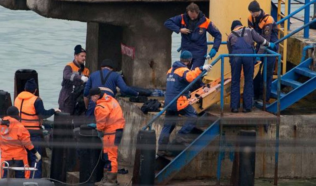 O Fundo de Seguro Social russo vai pagar compensações de um milhão de rublos (16.340 dólares) às famílias dos mortos no acidente com o avião Tu-154 no Mar Negro perto da cidade de Sochi, disse Vsevolod Vukolov, diretor do Serviço Nacional para o Trabalho e o Emprego da Rússia neste domingo, de acordo com a agência russa Tass; avião Tu-154 do Ministério da Defesa russo desapareceu das telas do radar logo depois de decolar de Sochi, no Mar Negro; 92 pessoas estavam a bordo (Foto: Aquiles Lins) O Fundo de Seguro Social russo vai pagar compensações de um milhão de rublos (16.340 dólares) às famílias dos mortos no acidente com o avião Tu-154 no Mar Negro perto da cidade de Sochi, disse Vsevolod Vukolov, diretor do Serviço Nacional para o Trabalho e o Emprego da Rússia neste domingo, de acordo com a agência russa Tass; avião Tu-154 do Ministério da Defesa russo desapareceu das telas do radar logo depois de decolar de Sochi, no Mar Negro; 92 pessoas estavam a bordo