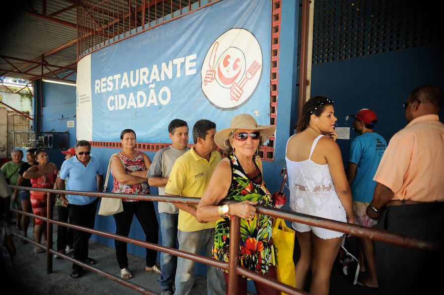 O pacote de cortes do governo de Luiz Fernando Pezão (PMDB), no Rio, prevê a extinção do programa Restaurante Cidadão, o que renderá aos cofres do Estado a economia de R$ 56,8 milhões anuais; o valor, no entanto, é menor do que teria sido embolsado em propina na reconstrução do Maracanã para a Copa de 2014, que foi de R$ 60 milhões de recursos públicos. É o que afirmaram antigos executivos da Odebrecht e da Andrade Gutierrez; "Se os denunciantes da Andrade Gutierrez e da Odebrecht falam a verdade, a propina do Maracanã seria suficiente para bancar um ano de refeições nos restaurantes populares. Com direito a um troco gordo", ressalta o jornalista Mário Magalhães (Foto: Valter Lima) O pacote de cortes do governo de Luiz Fernando Pezão (PMDB), no Rio, prevê a extinção do programa Restaurante Cidadão, o que renderá aos cofres do Estado a economia de R$ 56,8 milhões anuais; o valor, no entanto, é menor do que teria sido embolsado em propina na reconstrução do Maracanã para a Copa de 2014, que foi de R$ 60 milhões de recursos públicos. É o que afirmaram antigos executivos da Odebrecht e da Andrade Gutierrez; "Se os denunciantes da Andrade Gutierrez e da Odebrecht falam a verdade, a propina do Maracanã seria suficiente para bancar um ano de refeições nos restaurantes populares. Com direito a um troco gordo", ressalta o jornalista Mário Magalhães